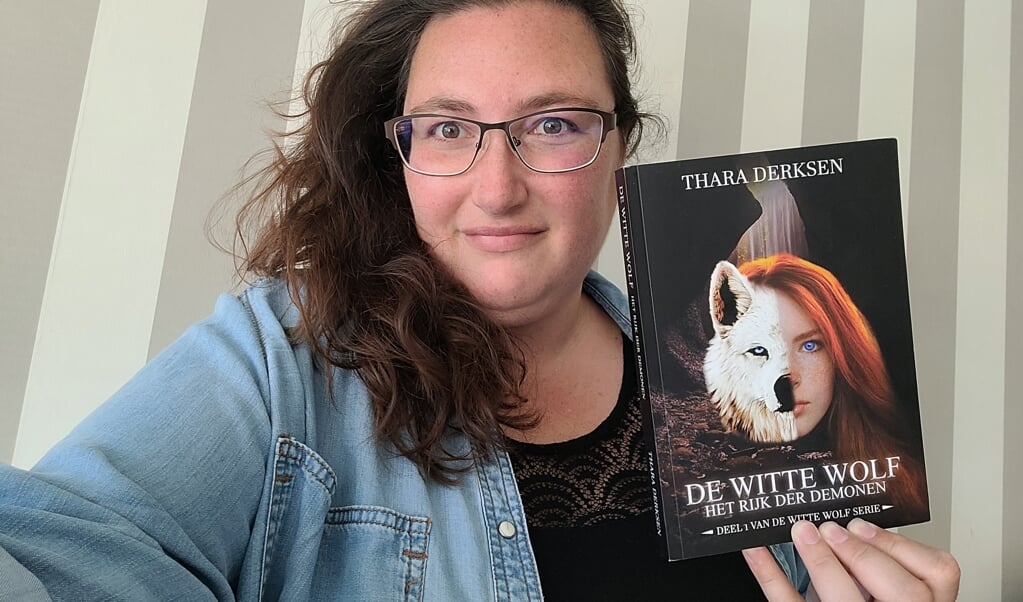 Budgetcoach Thara Derksen met haar boek De witte wolf.