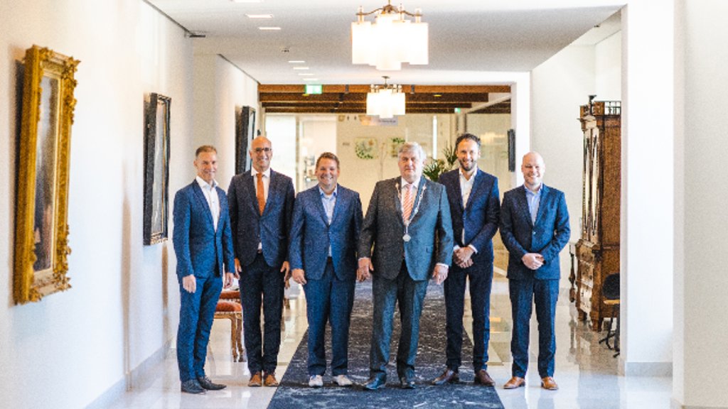 V.l.n.r.: gemeentesecretaris F.E. (Ferdinand) Contant, wethouder E.T. (Ewoud) 't Jong, wethouder J. (Jim) van den Hoorn, burgemeester H.A. Lambooij, wethouder B. (Bertus) Cornelissen, wethouder P.A. (Sander) van Nieuwenhuizen