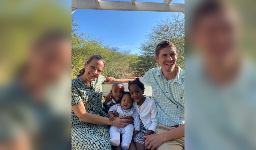 Gijsbertha en Jac-Louis met hun adoptiekinderen. Zij zijn veldwerkers voor Light for The Children in Namibië.