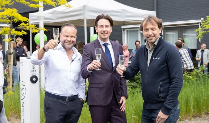 Gerwin Hop (Park & Charge), wethouder Dylan Lochtenberg en Albert Dorland (Escom) proosten op het nieuw geopende kantoor in Veenendaal.