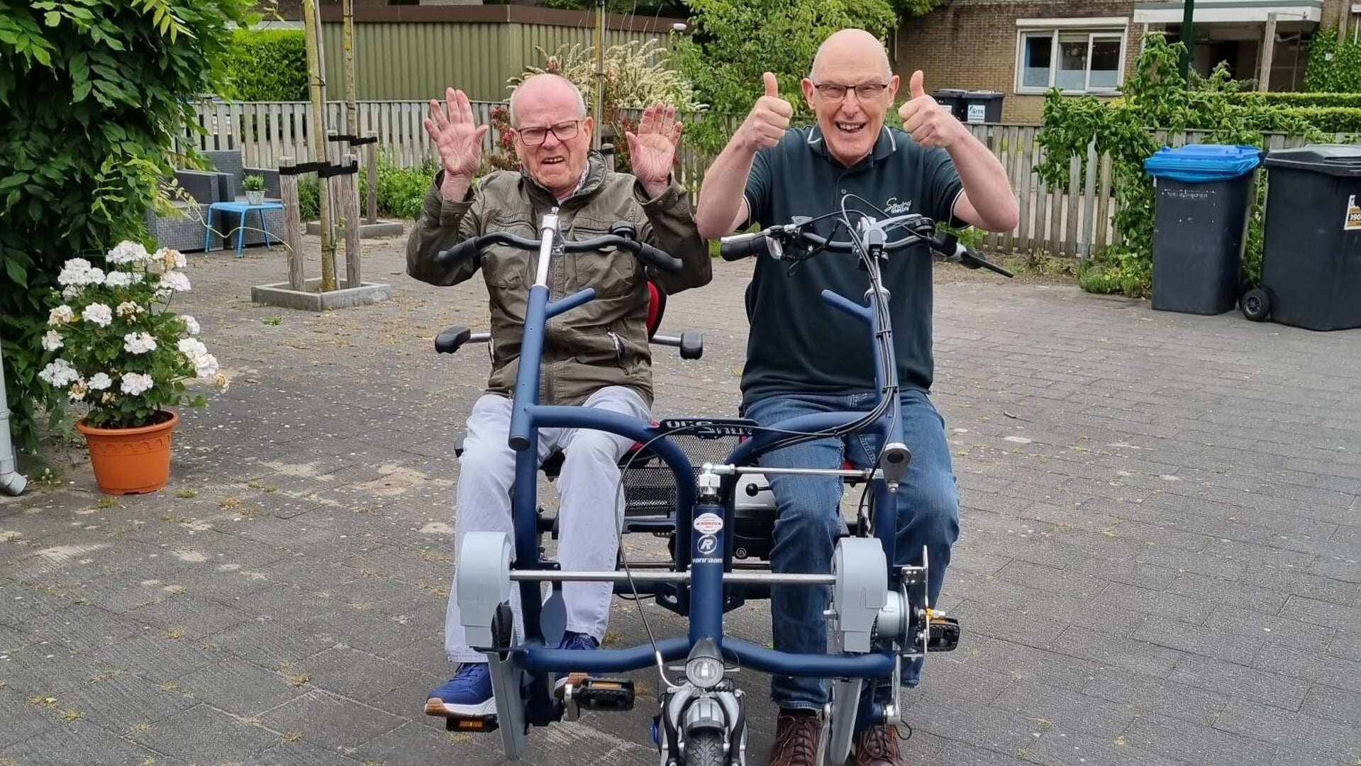 Bewoners Hans (84) en Karel (60) van ‘s Heeren Loo blij met nieuwe duo-fiets.