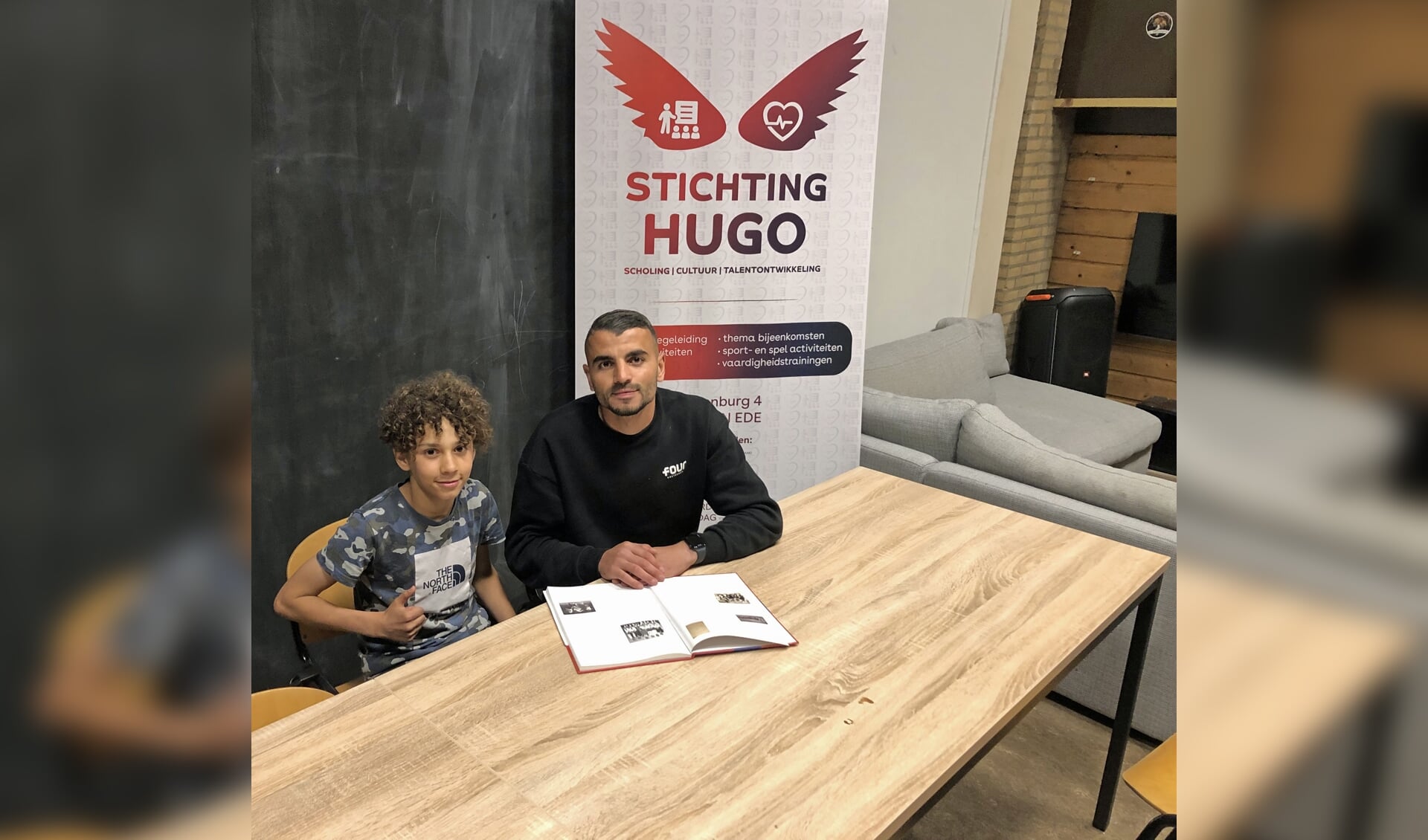 Redouan Hazzat (rechts) niet alleen als voetballer actief, maar ook maatschappelijk met  Stichting Hugo opgericht.