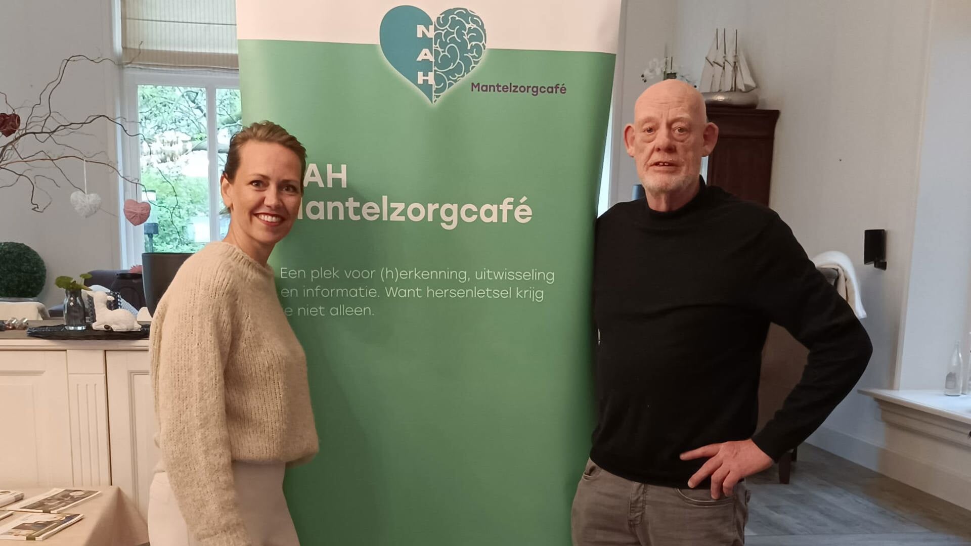 Suzanne Lankhorst, mede-initiatiefnemer van het NAH Mantelzorg Café en Jan van Klaveren.