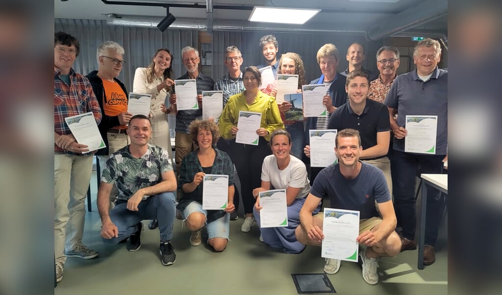 De kersverse energieboswachters met hun certificaten