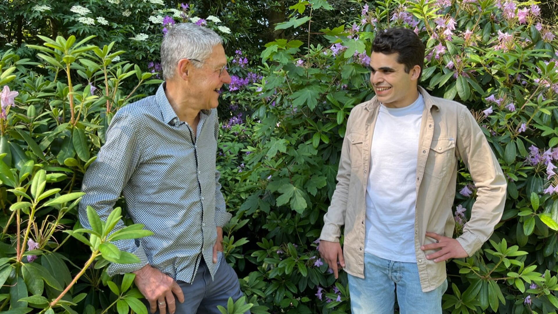 Emir Al-Samer, Parkdichter van 's Heeren Loo, en Dorpsdichter Erik Slagt (links) filosoferen over het leven.