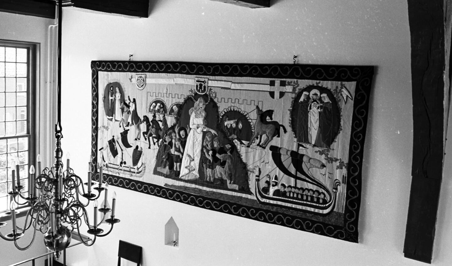 Het Cunerawandkleed in 1977 aan de westwand van het gerestaureerde Oude Raadhuis.