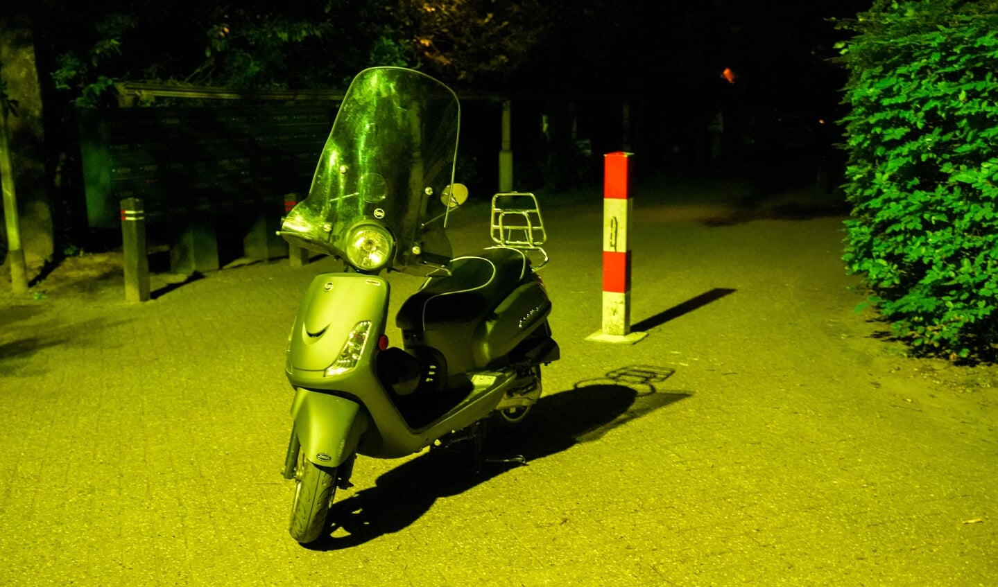 Scooter bij de ingang van chaletpark De Konijnenburg.