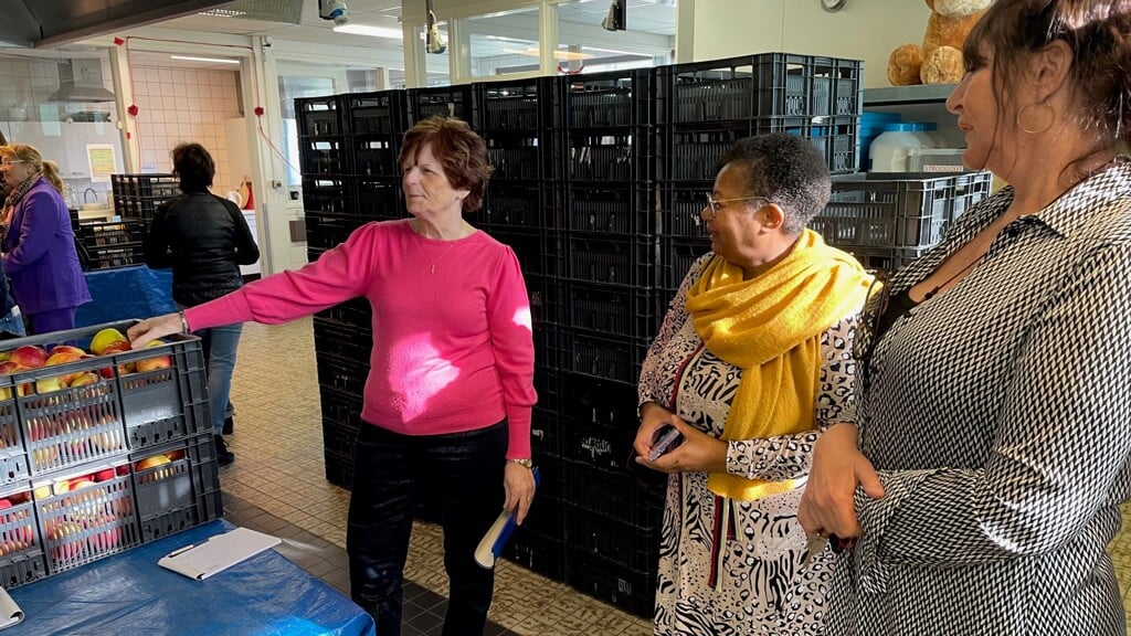 Ondernemers van Ondernemersvereniging Amstelveen krijgen een rondleiding bij de Voedselbank.