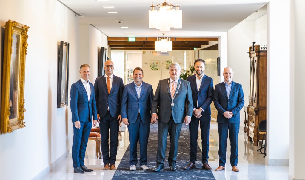 V.l.n.r.: gemeentesecretaris F.E. (Ferdinand) Contant, wethouder E.T. (Ewoud) 't Jong, wethouder J. (Jim) van den Hoorn, burgemeester H.A. Lambooij, wethouder B. (Bertus) Cornelissen, wethouder P.A. (Sander) van Nieuwenhuizen