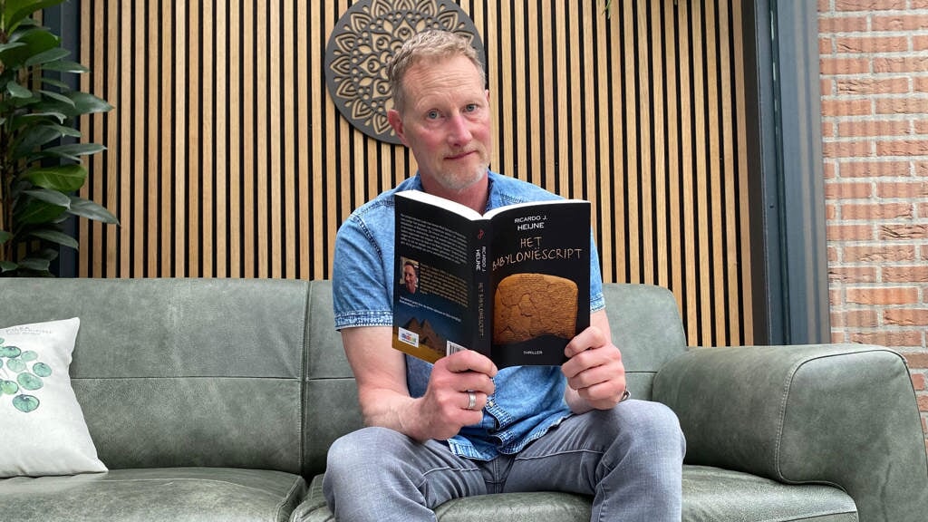 Ricardo Heijne met zijn nieuwe boek. Komende zaterdag is de boekpresentatie in De Cultuurfabriek.