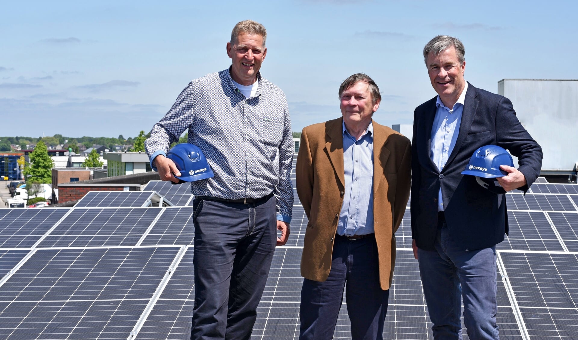 Bart van den Nieuwenhof, CEO nexeye (rechts), Robert Kok, projectleider Raysol Europe BV (midden) en Arno Bink, Procurement Officer nexeye (links) op het nexeye Service Center in Gorinchem. 