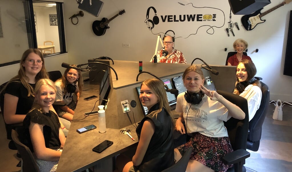 Esther, Eliza, Esri, Sara, Marlies en Sanne vertelden in de studio van
Veluwe FM over de voorstelling ‘Iets met Urban’.