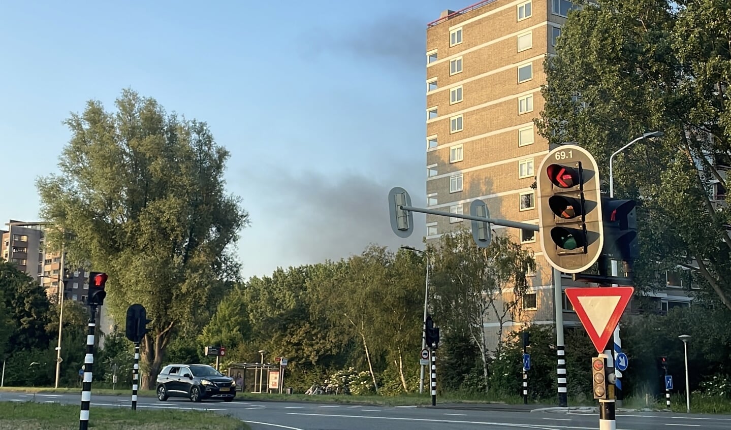 Ook is de rook te zien en te ruiken vanaf de Zetterij in Amstelveen.
