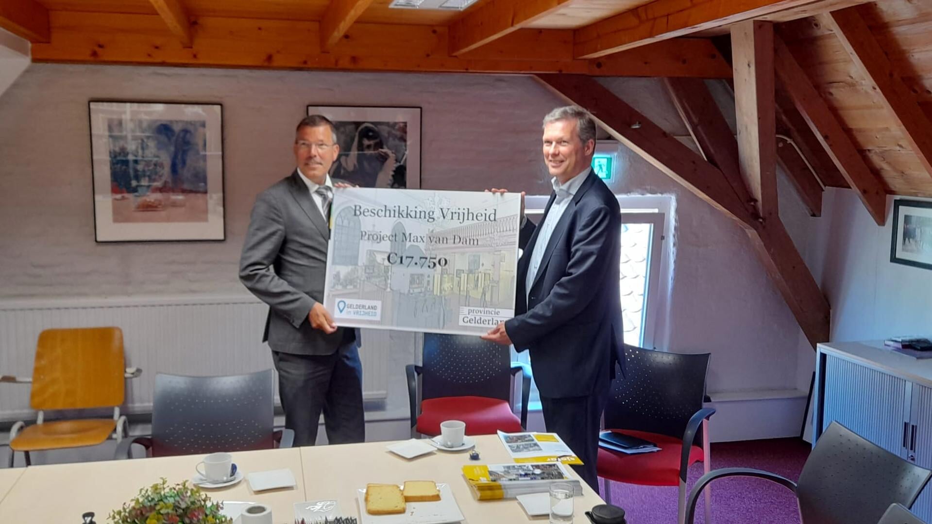 Peter van 't Hoog overhandigt de cheque aan Jan Swager.