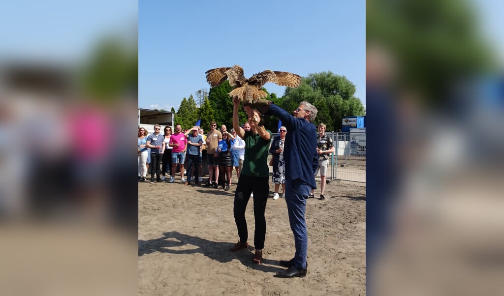 Wethouder Izaäk van Ekeren was even valkenier bij het startsein voor de bouw van Zelder.