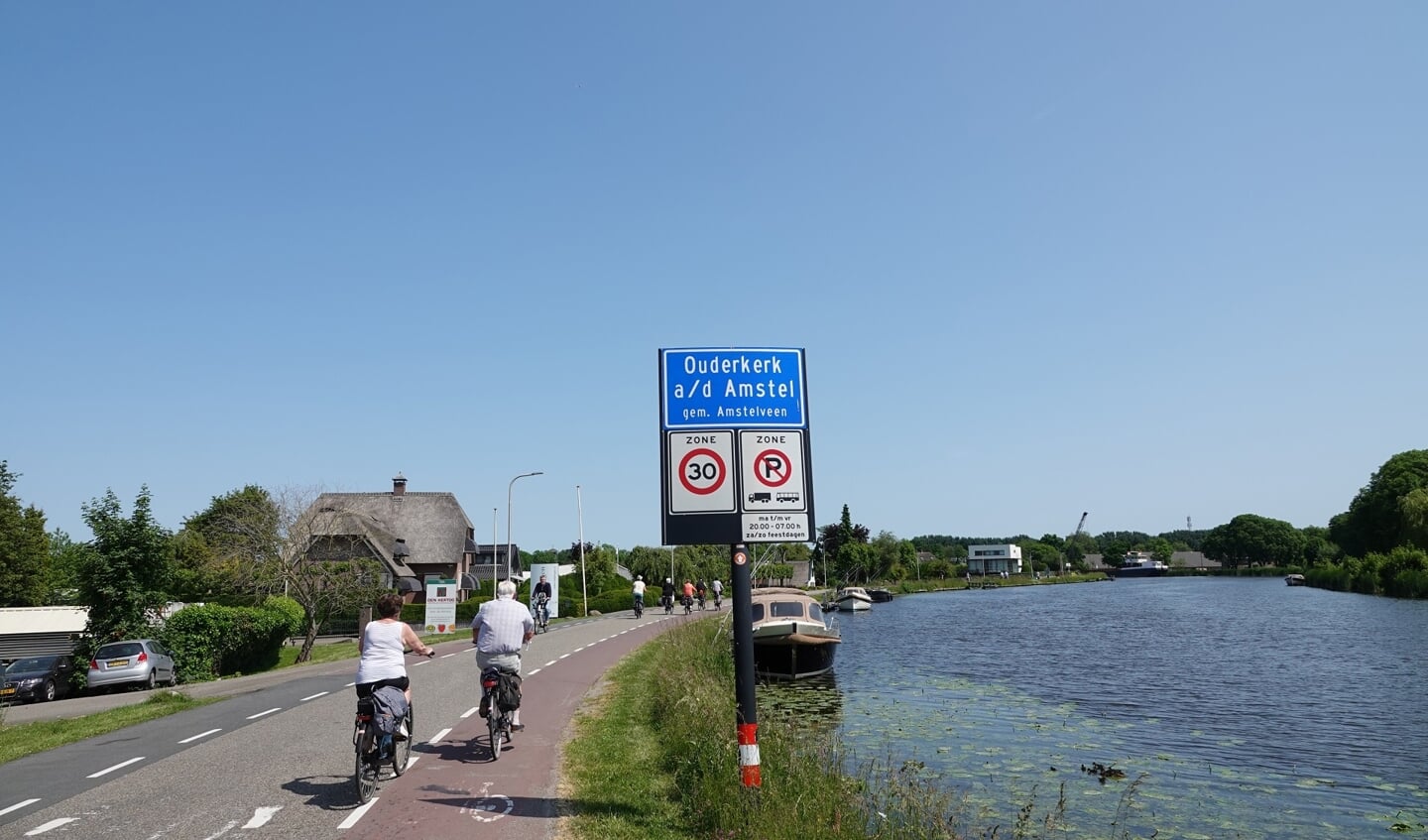 De fietstocht voerde de deelnemers door Ouderkerk en omliggende plaatsen.