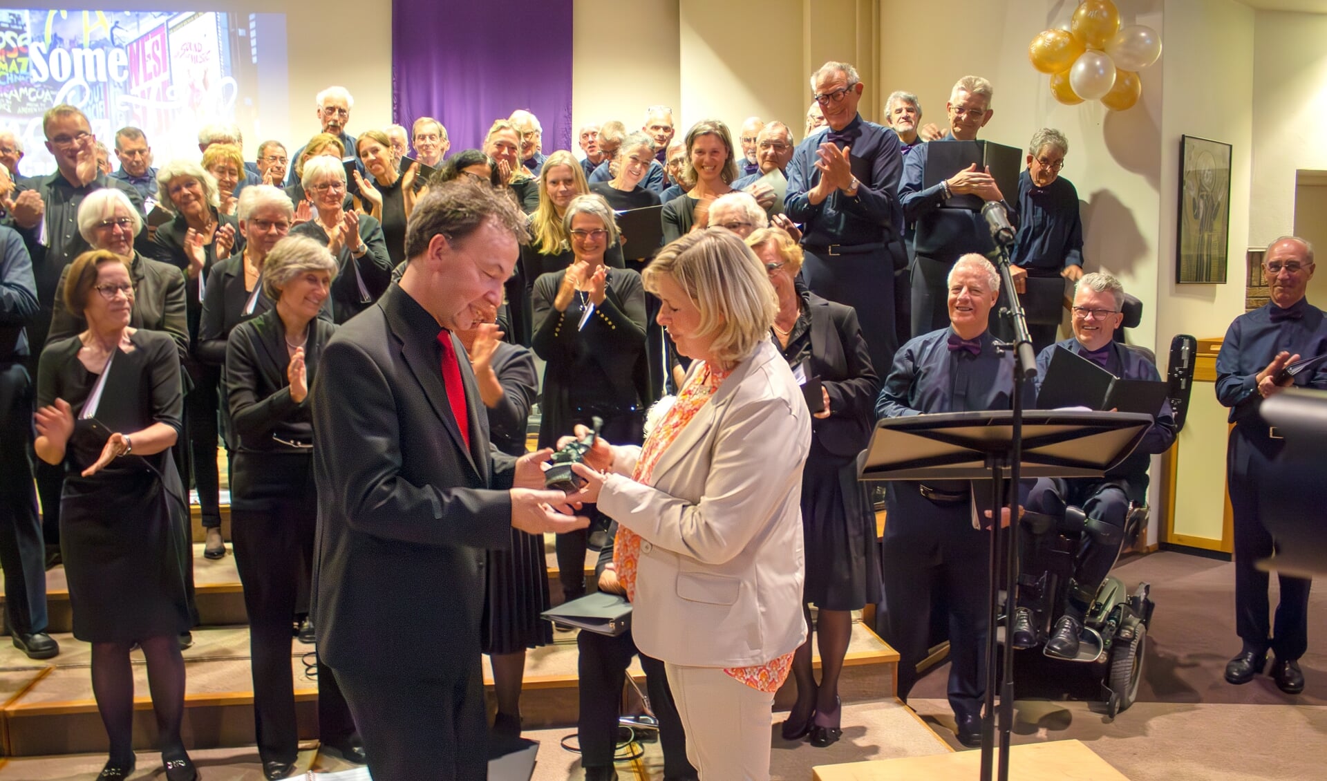 Cultuurwethouder Laura Hoogstraten overhandigde de 'Ot en Sien' aan Arie Perk, die veertig jaar dirigent is.