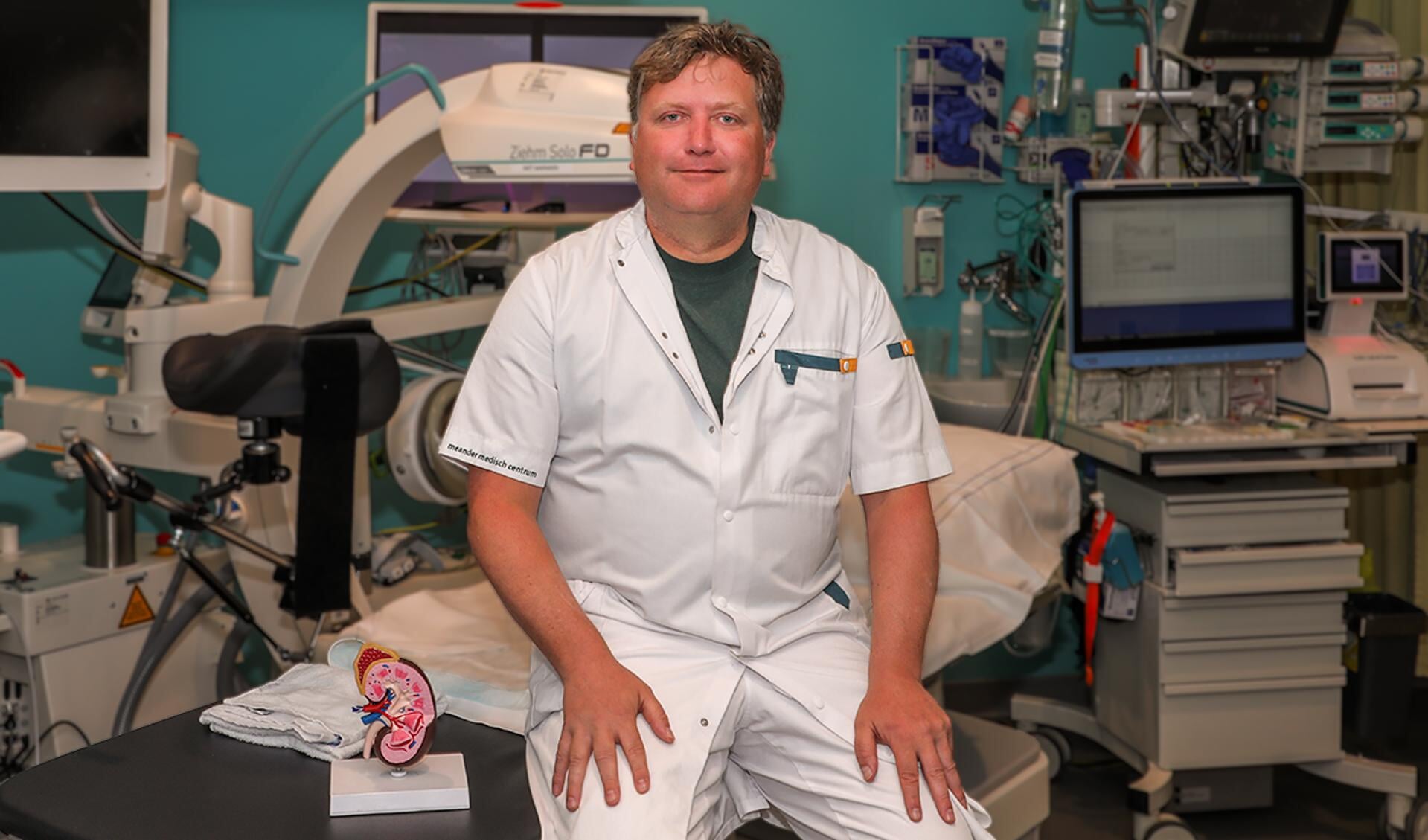 Uroloog Anne Lont opereert nier aan hand van 3D-model