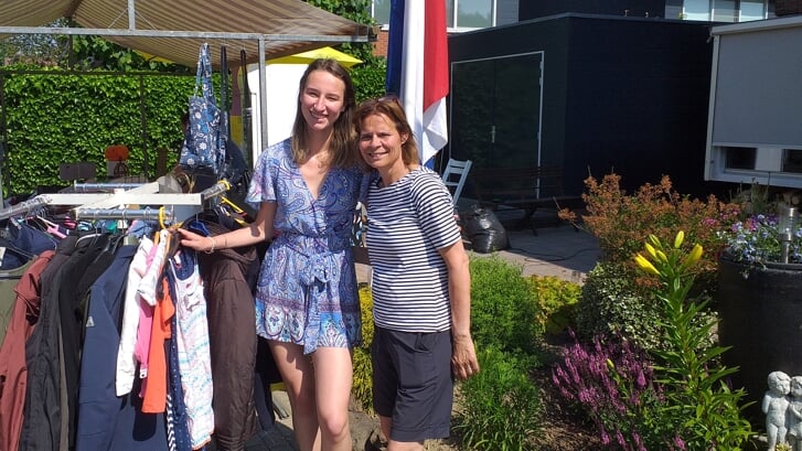Carola van Bentum ( rechts ) en Britt van Rijn op de Goyse Thuismarkt in 2023