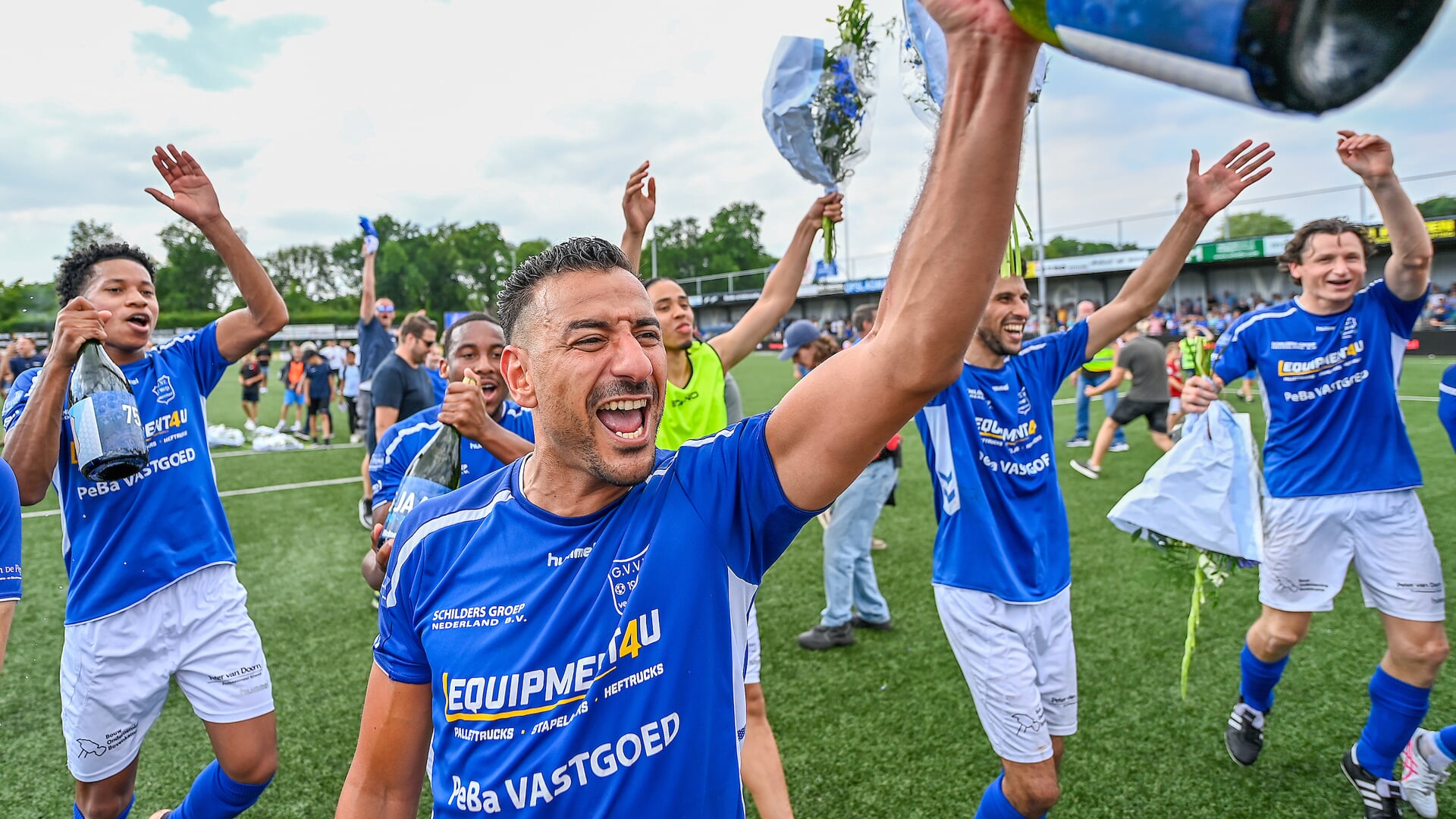 Taoufik Adnane na de promotie naar de tweede divisie.