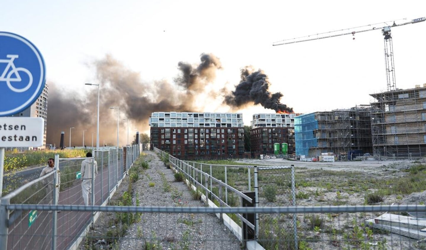 De brand woed op de bovenste etage van het appartementencomplex.