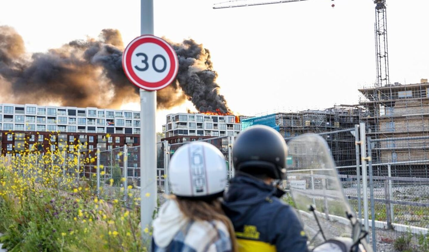 Het hele complex is uit voorzorg ontruimd door de brandweer.