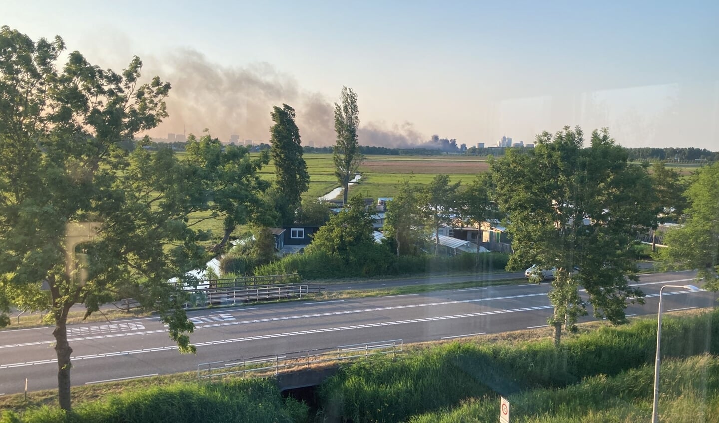 De rook is te zien vanuit Ouderkerk.