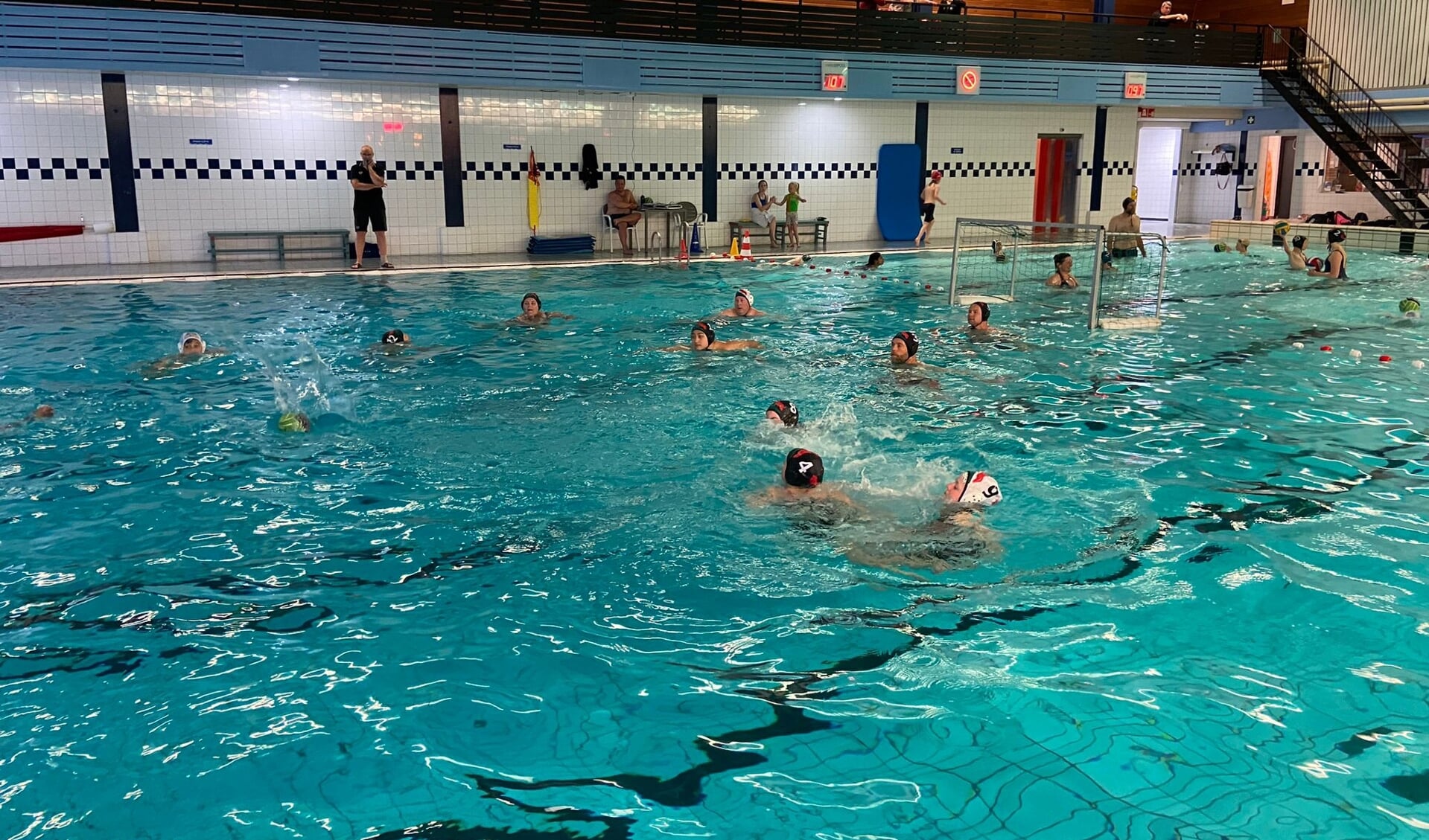Het zwembad lag vol en er waren maar liefst 7 teams om wedstrijden mee te spelen. 
