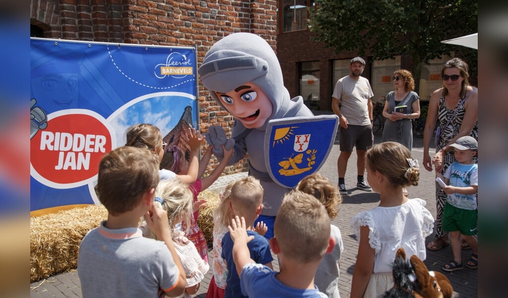 Kinderen mogen poseren met Ridder Jan en andere kinderspelen