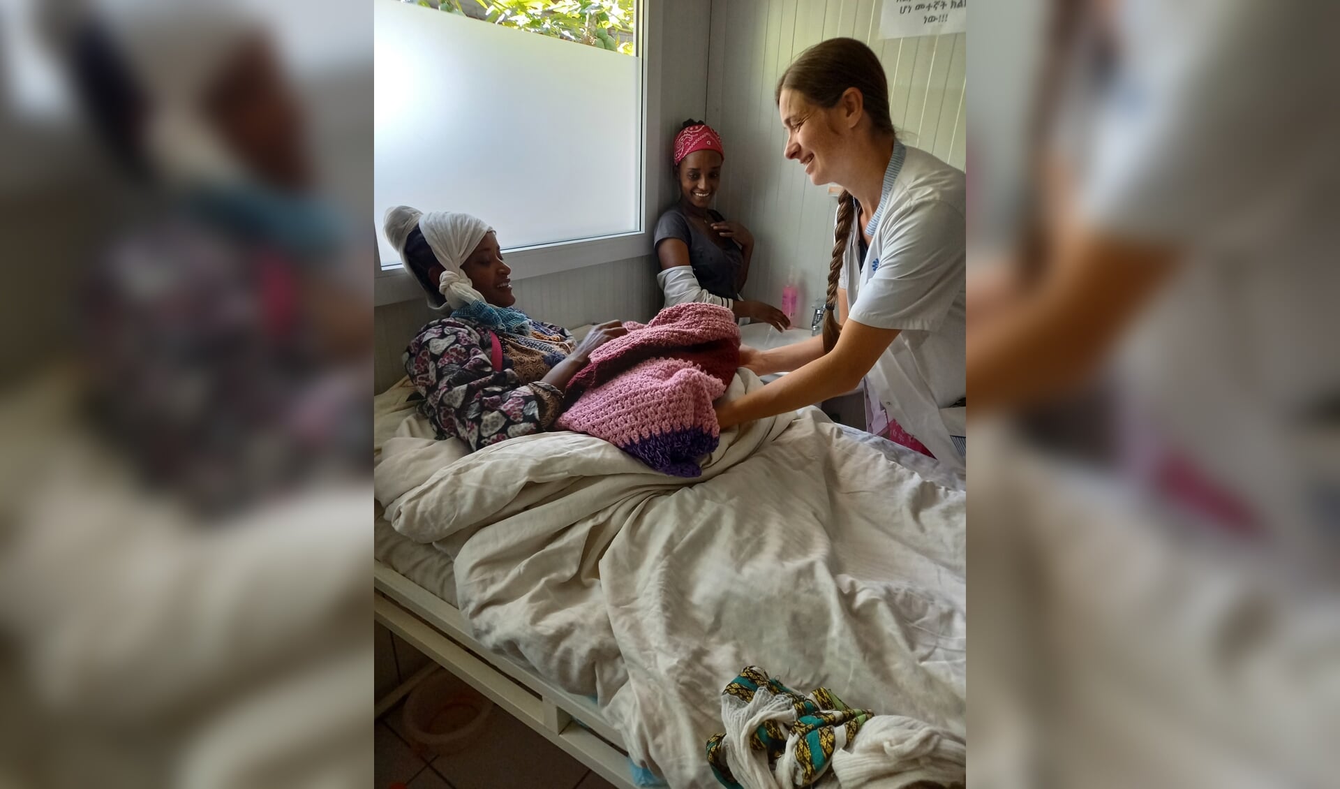 Zorg voor moeder en kind door verpleegkundige Berdien Coster in de Maranathakliniek in Denbi.
