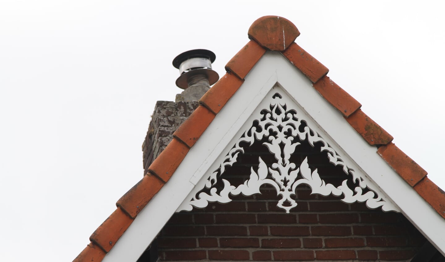 De bewerking in de nok van het huis aan de voorkant.