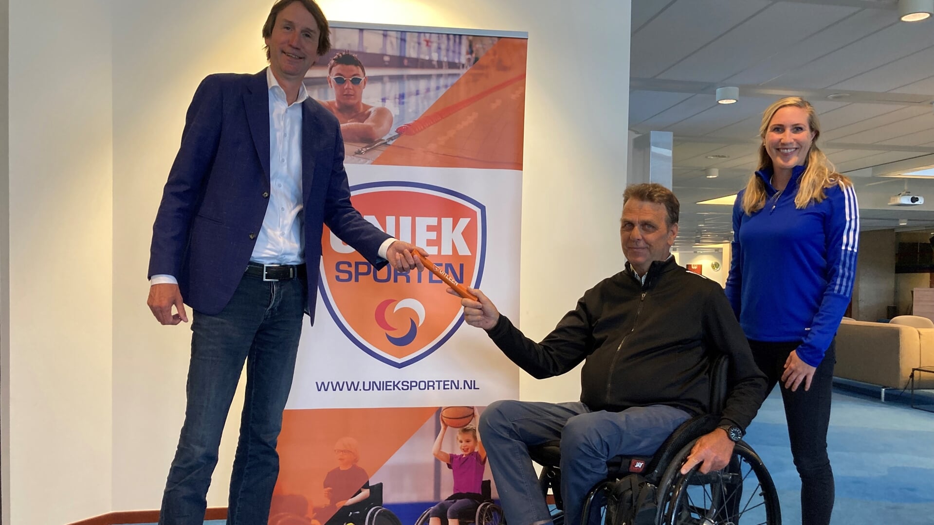 Wethouder Herbert Raat en de Amstelveense handbiker Jeffrey van der Ende hebben de uitleenservice officieel geopend in het bijzijn van Nikki Hakkesteegt, Regiocoördinator Aangepast Sporten Amstel- en Meerlanden.
