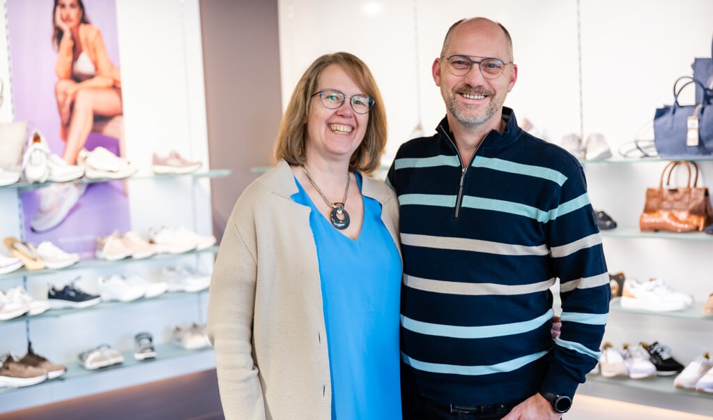 Ella en Herman Quist helpen klanten graag met het maken van een keuze voor de best passende schoen.
