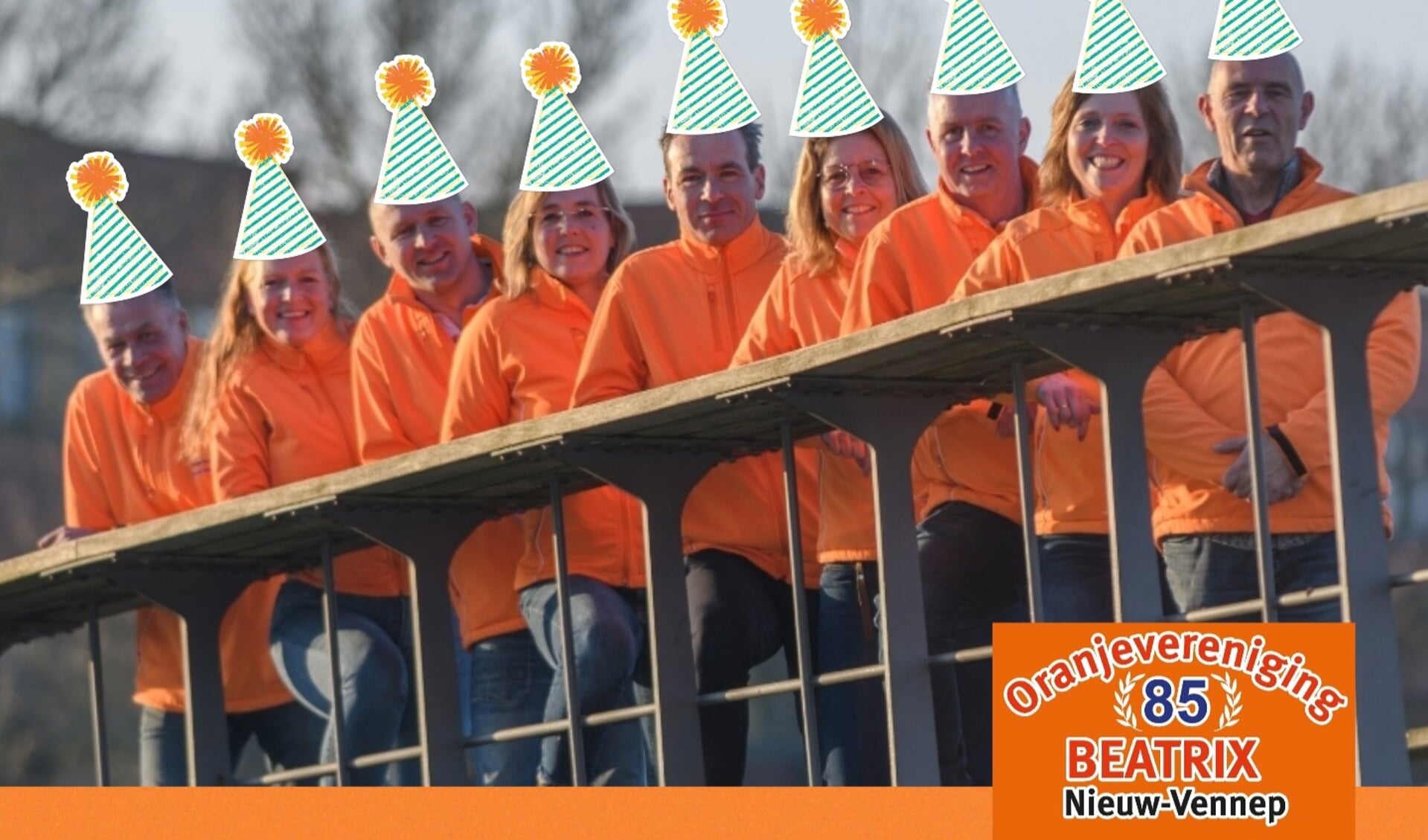 Oranjevereniging Beatrix bestaat 85 jaar. Daarom wordt het feest deze keer nog gezelliger. Vlnr Ben, Yvonne, André, Odette, Joost, Esther, Remco, Brenda en Piet.