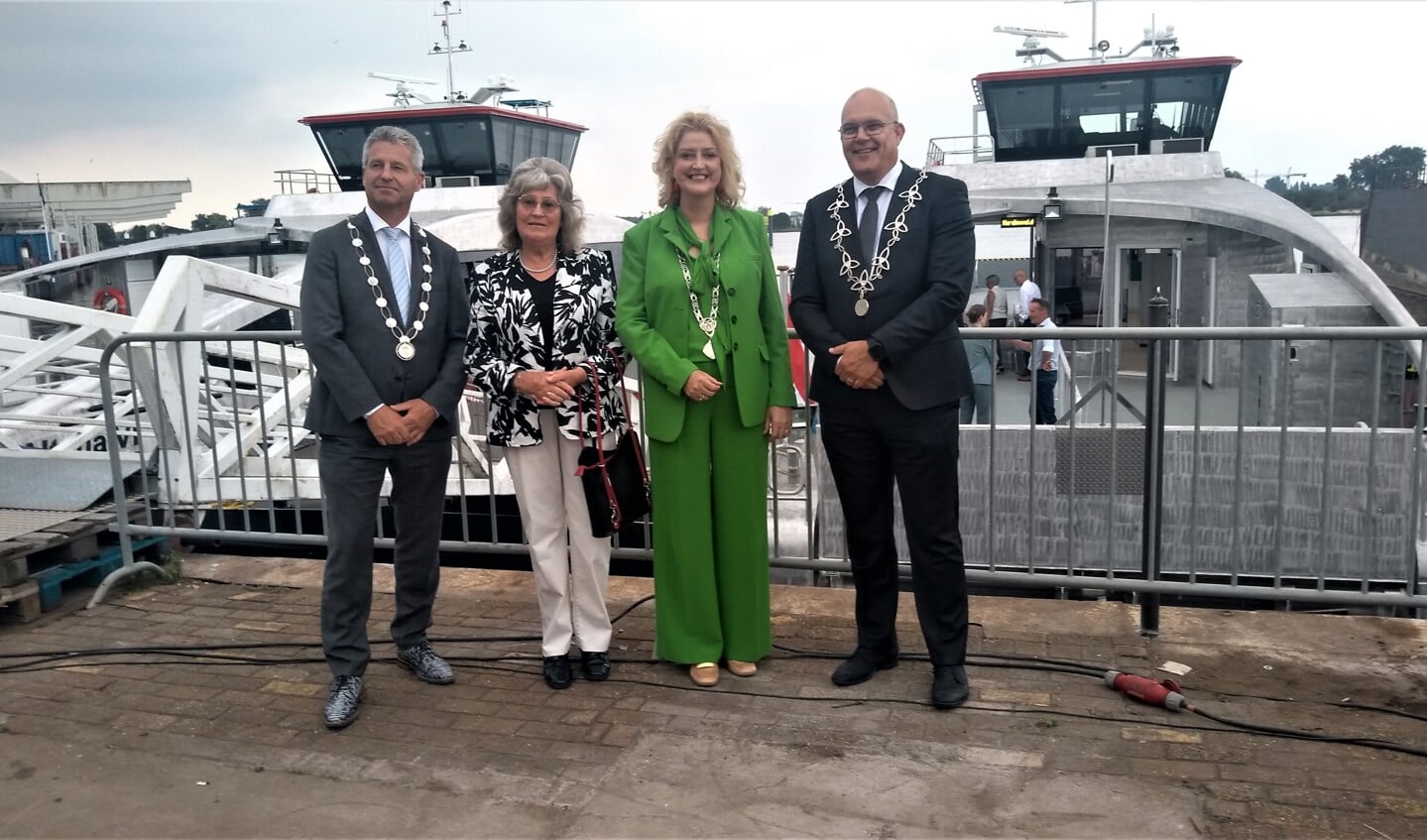 Burgemeester Heijkoop, Melissant en Lichtenberg, tweede van links Thera van den Heuvel