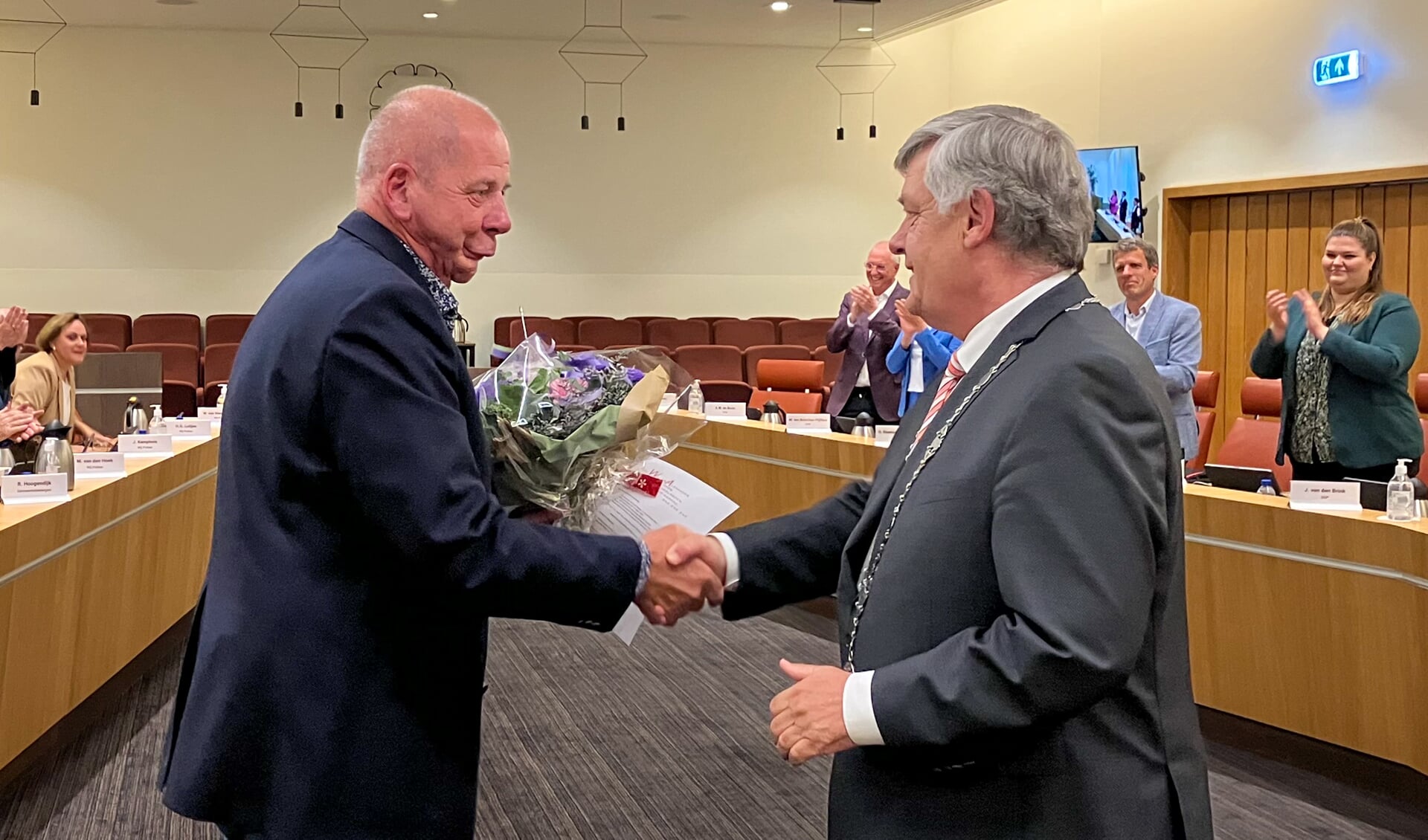 De heer Hoogendijk feliciteert burgemeester Lambooij.