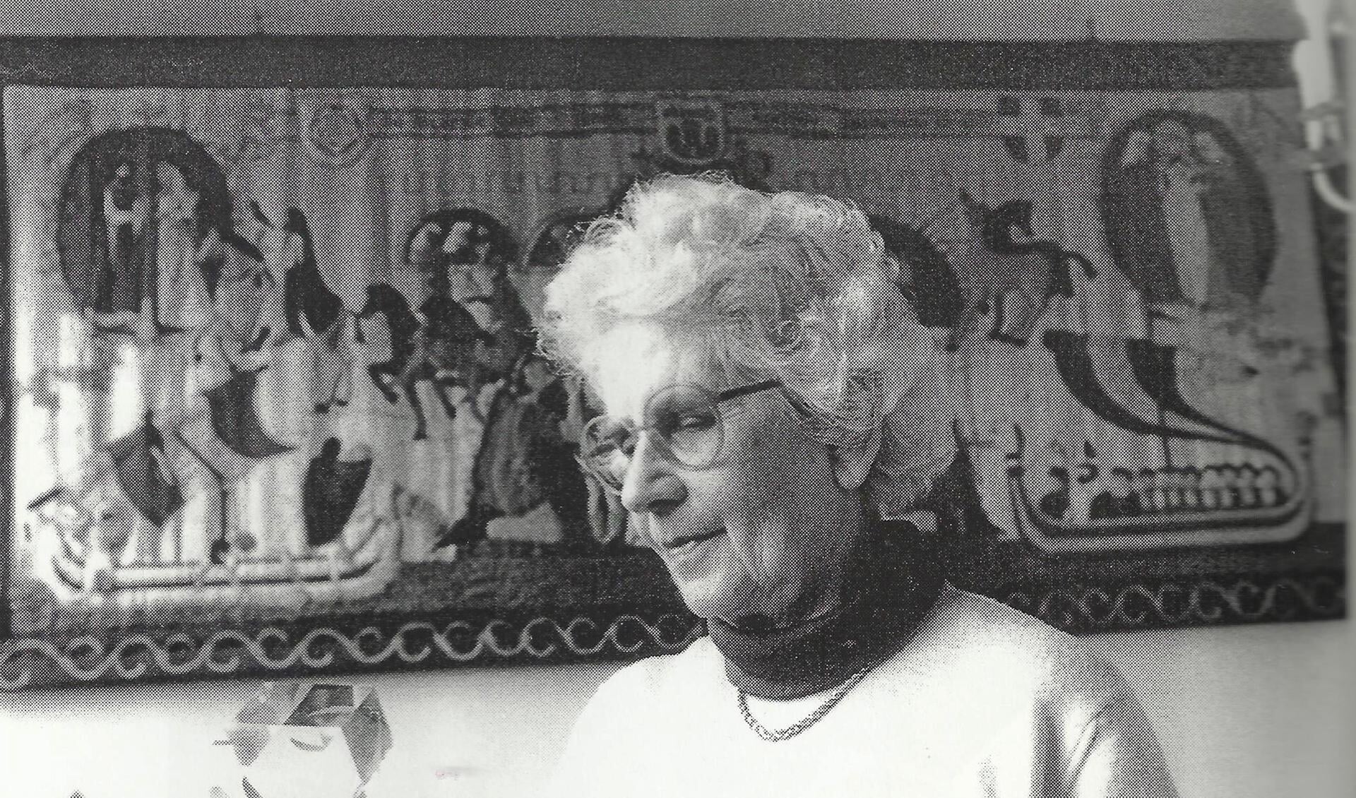 Mia Koning in 1977, kort nadat ze van de gemeente Rhenen een relatiegeschenk had gekregen, als dank voor het bijzondere wandkleed dat ze met driehonderd Rhenense vrouwen maakte.