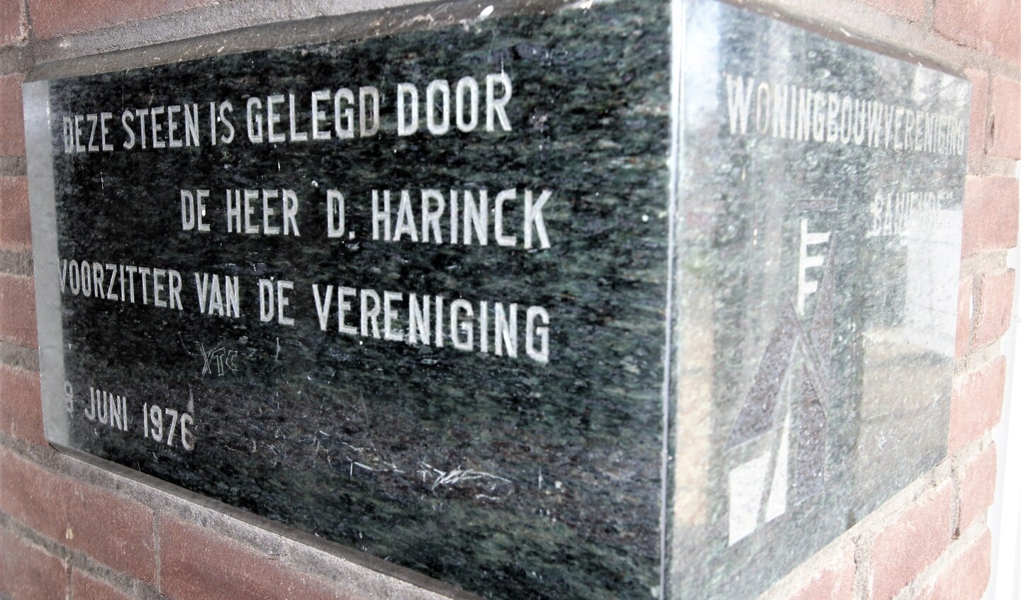 De nieuwe opdracht van Albert de Coster en de oude (zie inzet).