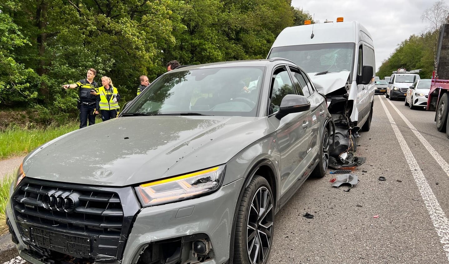 Op de Flevoweg in Ermelo ter hoogte van hectometerpaaltje 121.5 heeft rond half vijf vanmiddag een ongeval plaatsgevonden tussen drie voertuigen.