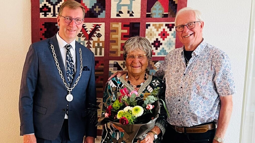 Alie en Nico Verhoef waren op 19 juni 65 jaar getrouwd. Het briljanten echtpaar kreeg namens de gemeente de felicitaties van burgemeester Gert-Jan Kats.