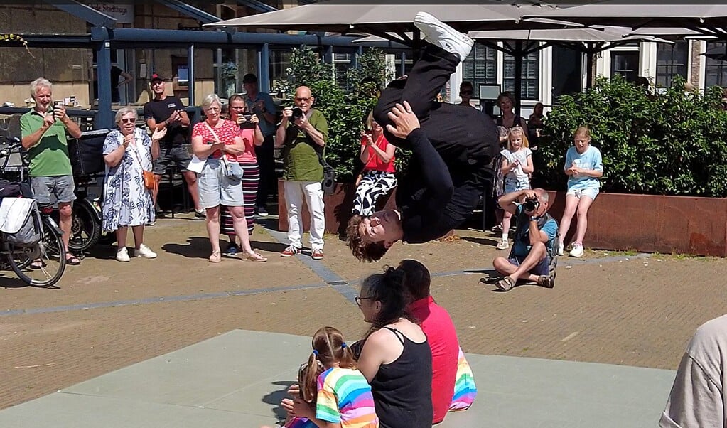 BreakSquad danser maakt salto over 2 volwassen en 2 kinderen bij het pas geopende Manivesta