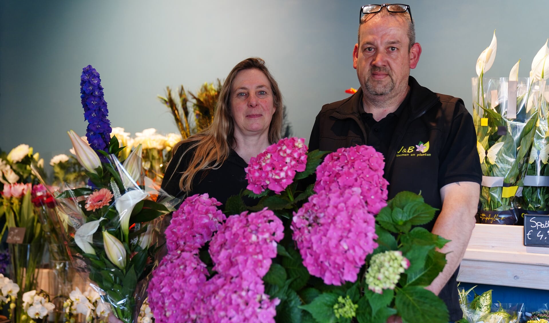 Corina en Peter van V&B bloemen en planten. Ze hebben nu ook een winkel in Westwijk.