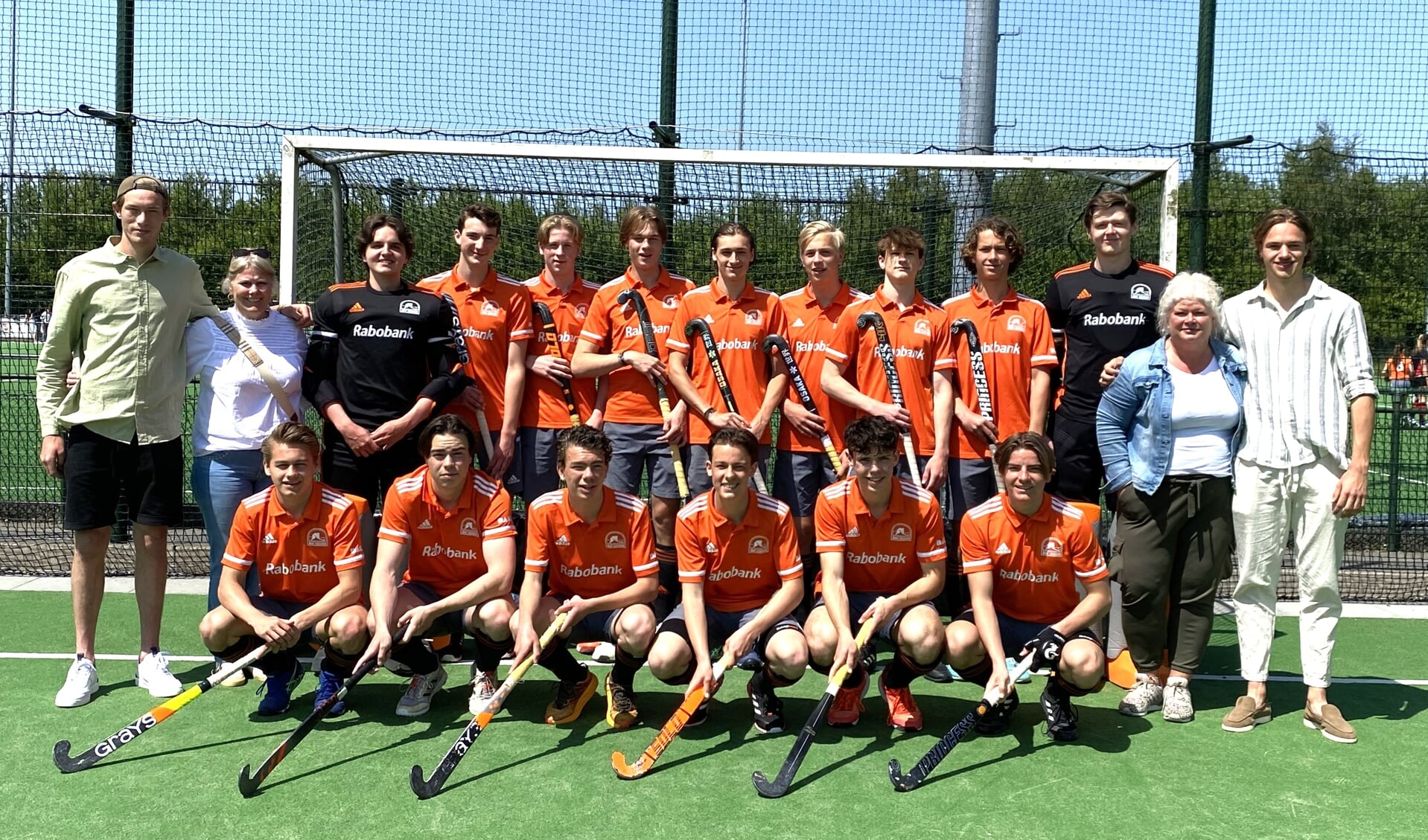 MHC Leusden Jongens O18-1, met trainer-coaches en teammanagers.