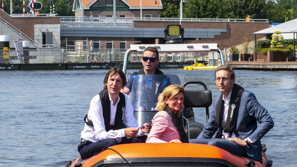 De burgemeesters Tjapko Poppens en Joyce Langenacker met de Amstelveense wethouder Herbert Raat en een van de handhavers in de handhavingsboot op de Amstel.