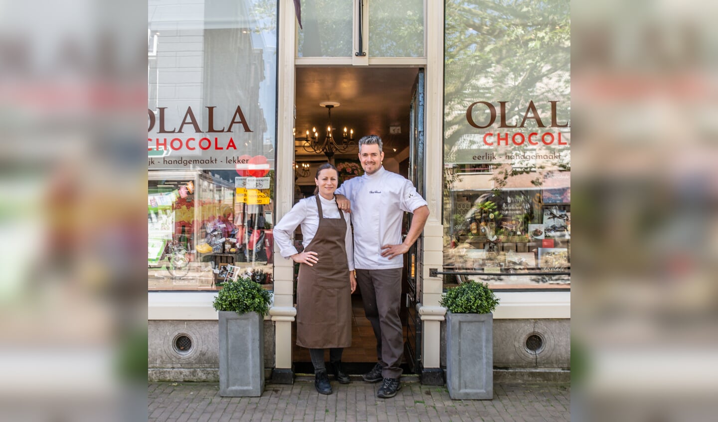 Voor de winkel in de Westwagenstraat