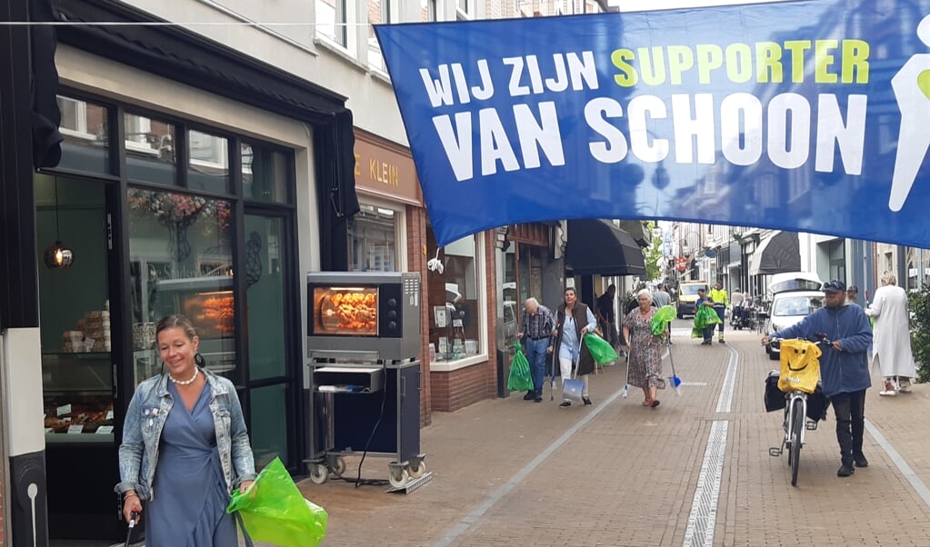 Winkeliers aan de slag in hun straat
