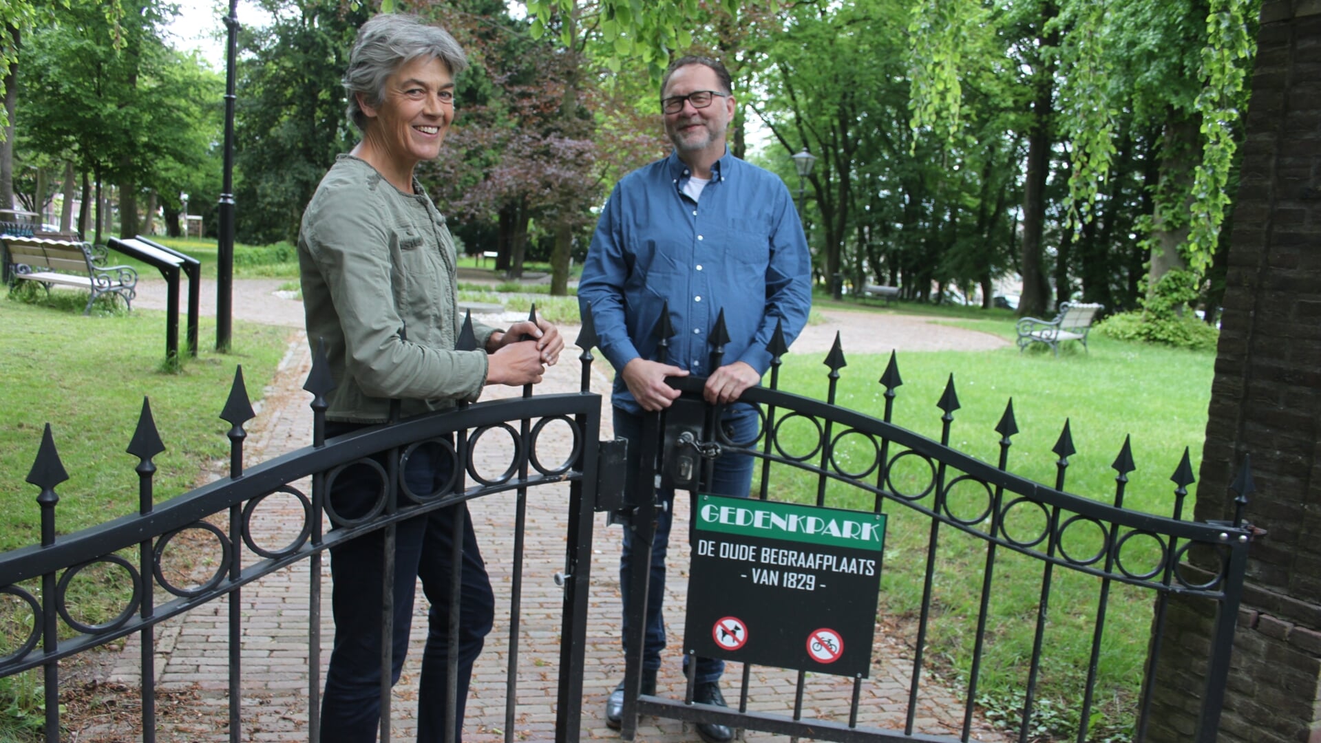 Carolien Drewes en Kees Jan de Koning maken zich op voor de uitvoering van Die Winterreise van Franz Schubert. Het concert vindt plaats op Gedenkpark de Oude Begraafplaats van 1829 op woensdagavond 21 juni.