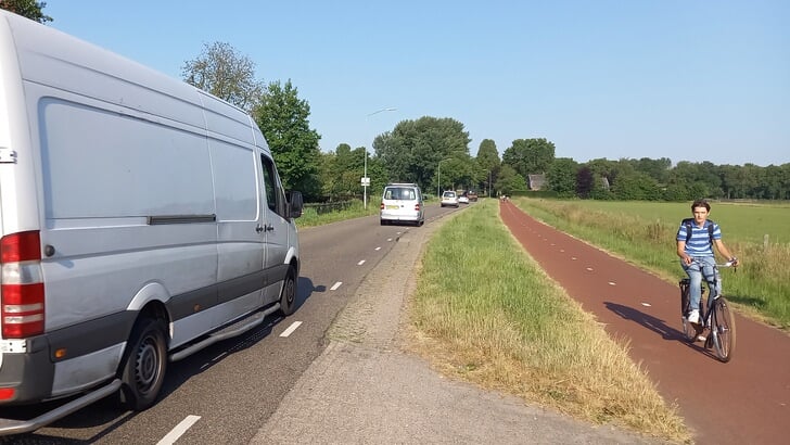 Archiefbeeld van de Achterveldseweg. Vanaf 1 september zal de weg voor een periode van negen weken afgesloten zijn.