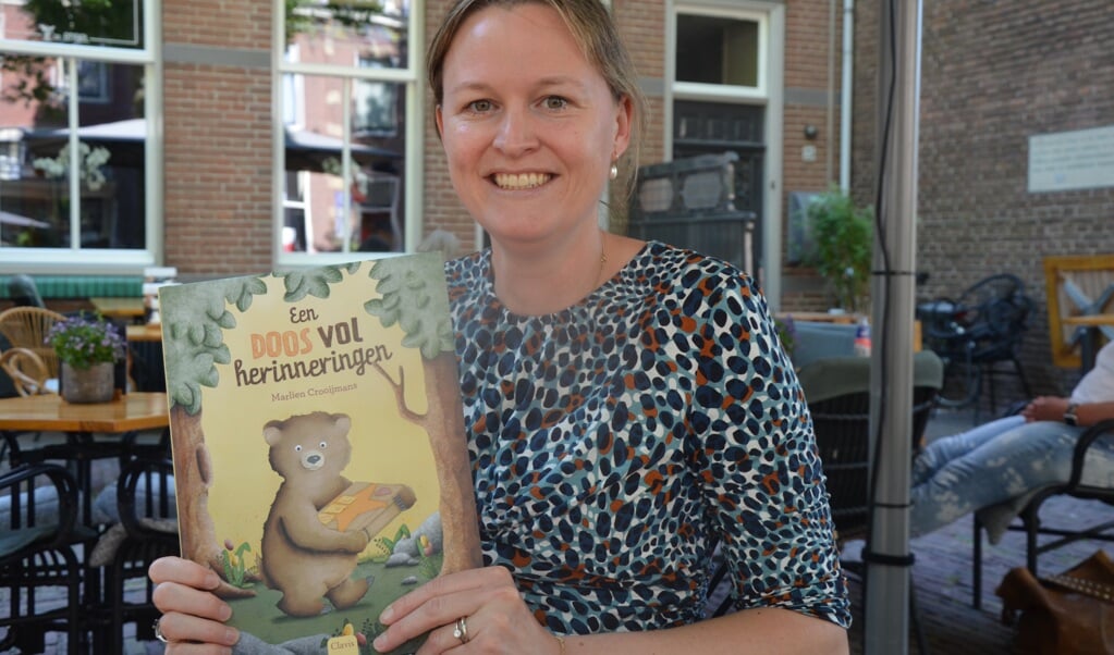 Marlien Crooijmans met haar boek 'Een doos vol herinneringen'