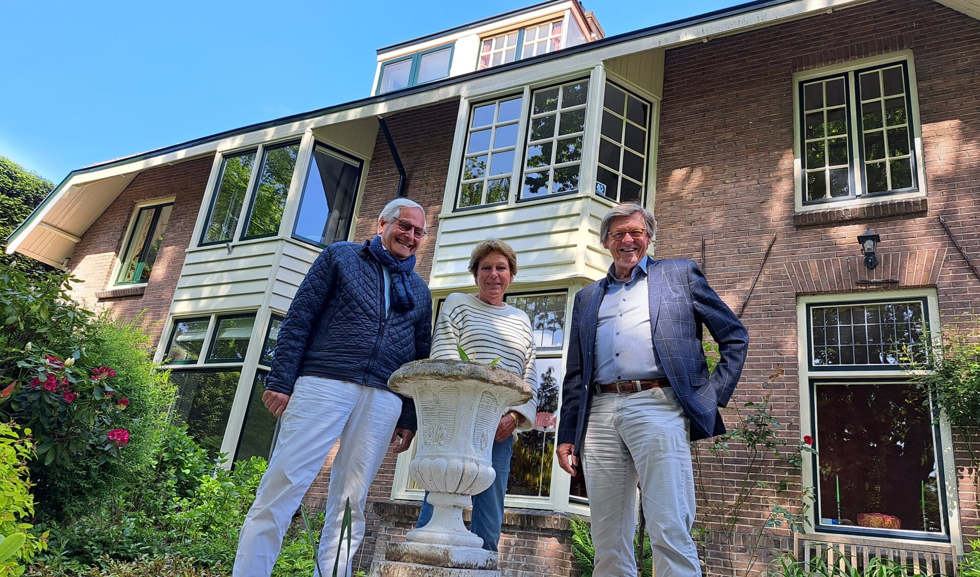 Herman Olde Heuvelt en Henk van Esch voor het monumentale huis van Tineke Duijnstee (m).